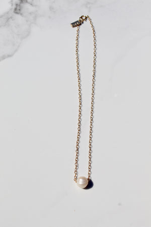 Floating pearl necklace